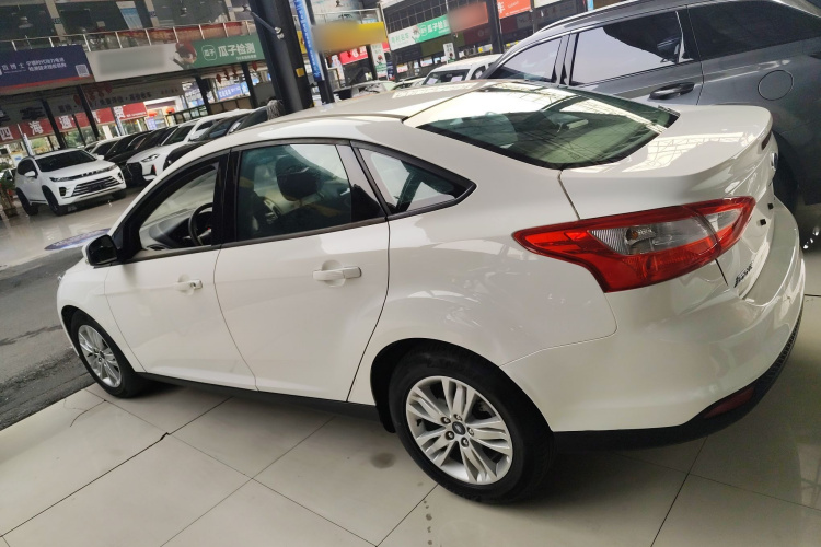 福特 福克斯 2012款 三厢 1.6L 自动舒适型车身外观4