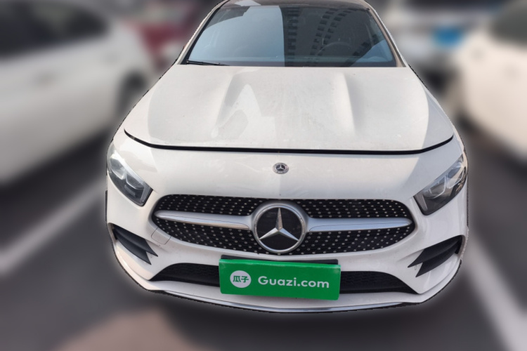 奔驰A级 2022款 改款 A 200 L 运动轿车动感型车身外观2