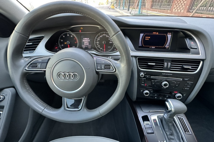 奥迪A4L 2015款 35 TFSI 自动舒适型中控内饰7003