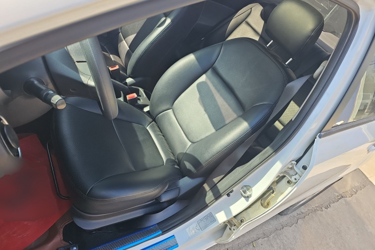 起亚 焕驰 2020款 1.4L 自动舒适天窗版中控内饰19