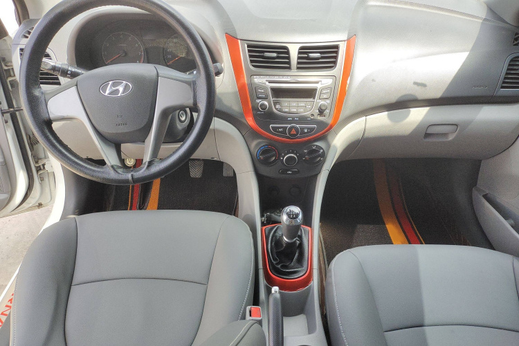 现代 瑞纳 2016款 1.4L 手动智能型GLS中控内饰7003