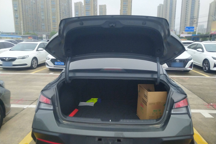 现代 伊兰特 2023款 1.5L CVT GLX精英版机舱底盘23