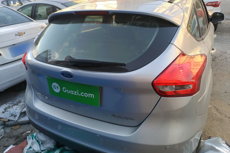 福特 福克斯 2015款 两厢 1.6L 自动舒适型车身外观6