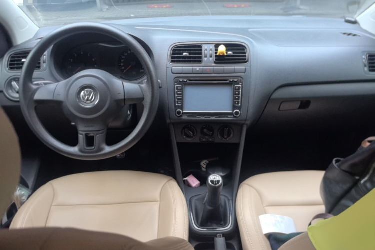 大众 Polo 2013款 1.4L 手动风尚版中控内饰12