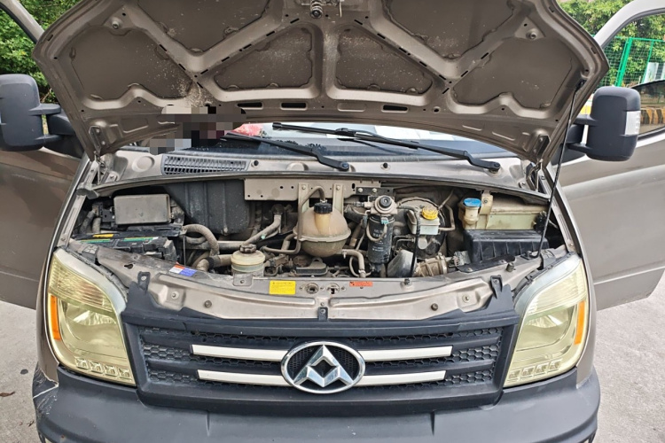 上汽大通MAXUS 新途V80 2017款 2.5T 5挡手动傲运通国IV短轴超低顶5/6/10座局部细节24