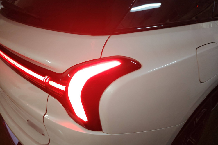 哪吒汽车 哪吒L 2024款 增程 220 闪充版车身外观6006