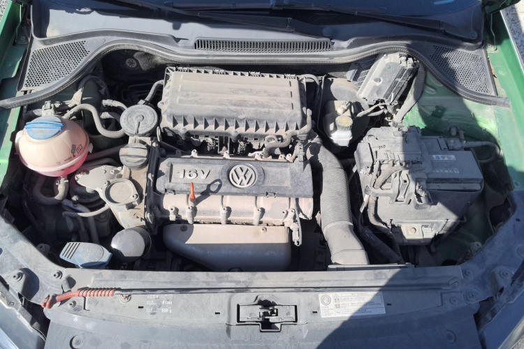 大众 Polo 2013款 1.4L 手动风尚版机舱底盘24