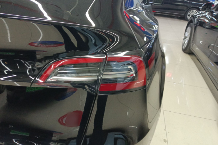 特斯拉 Model Y 2021款 标准续航后驱版车身外观9