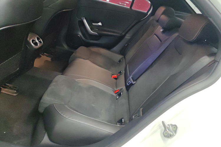 奔驰A级 2021款 A 200 L 运动轿车时尚型中控内饰7004