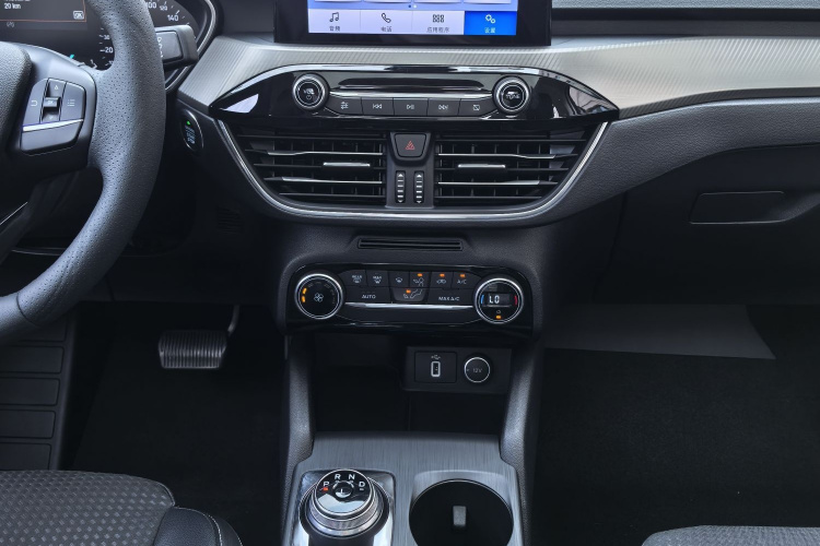 福特 福克斯 2020款 三厢 EcoBoost 180 自动锋潮型中控内饰7007