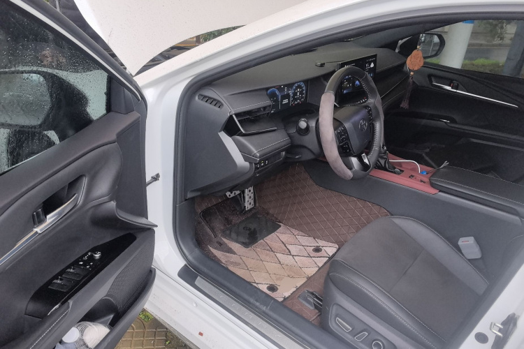 丰田 凯美瑞 2024款 双擎 2.0HXS 运动Plus版中控内饰20