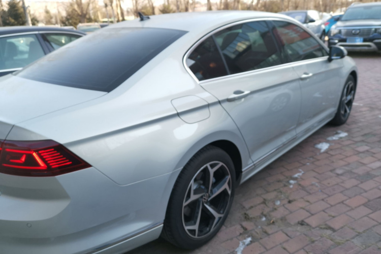 大众 迈腾 2023款 200万辆纪念版 330TSI DSG领先型车身外观7