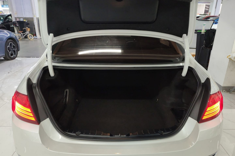 宝马5系 2014款 525Li 豪华设计套装机舱底盘23