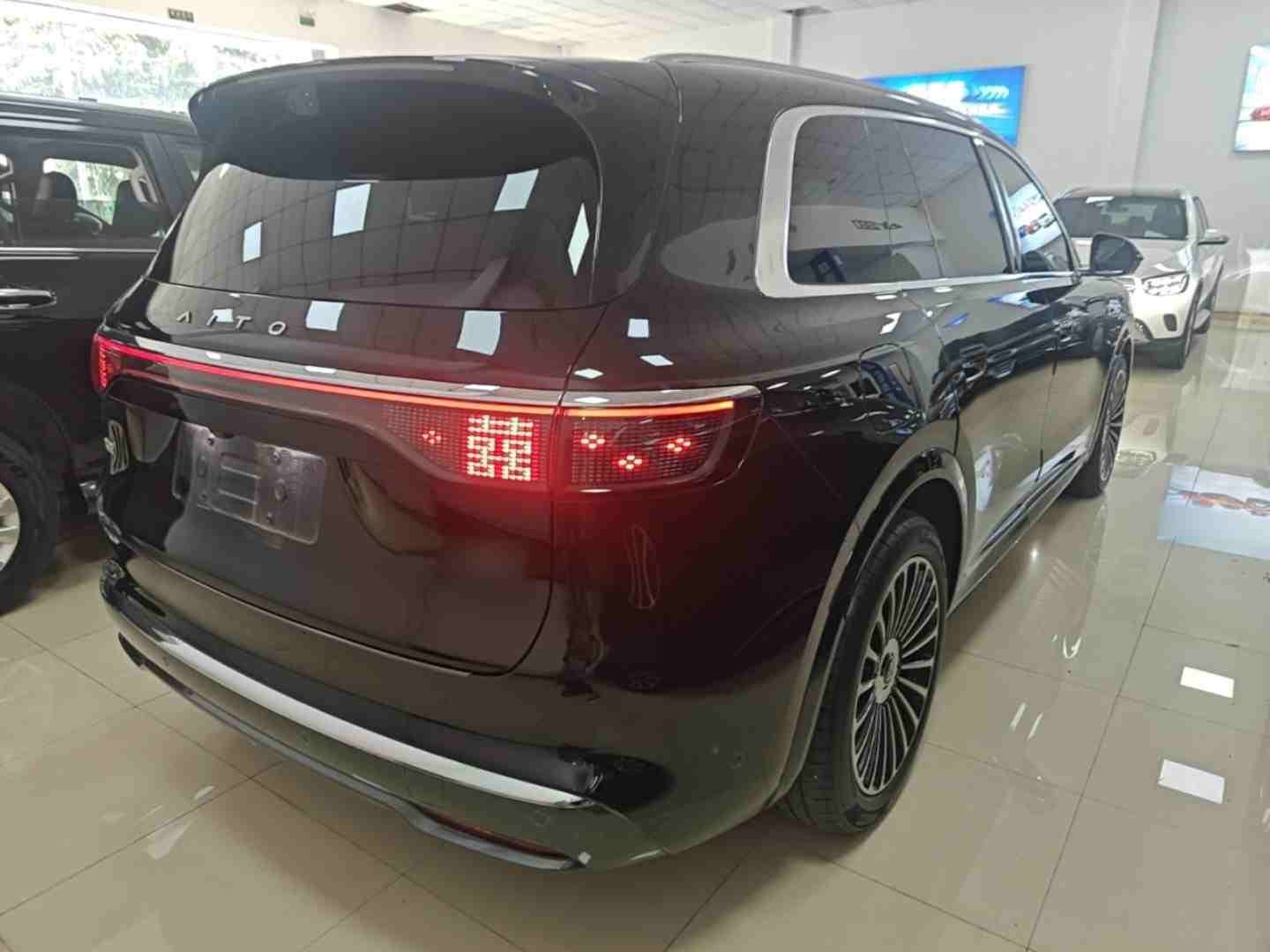车辆右后45度外观展示