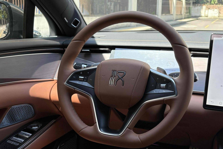 比亚迪 汉L 2025款 DM-p 四驱激光雷达旗舰型中控内饰7008