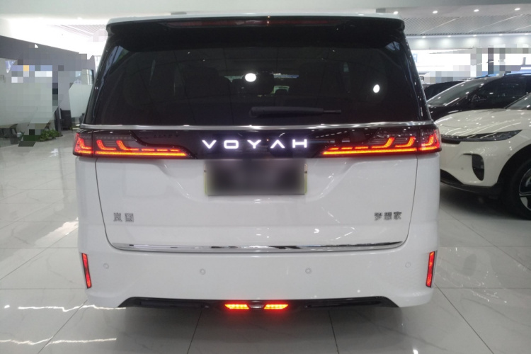 岚图汽车 岚图梦想家 2025款 PHEV 四驱旗舰鲲鹏版车身外观6