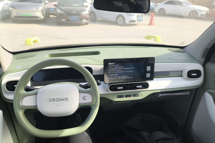 吉利银河 2025款 210km 熊猫骑士中控内饰7002