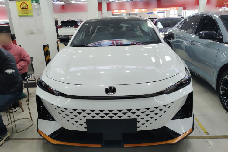 长安UNI-V 2025款 1.5T 500Bar尊贵运动型车身外观2