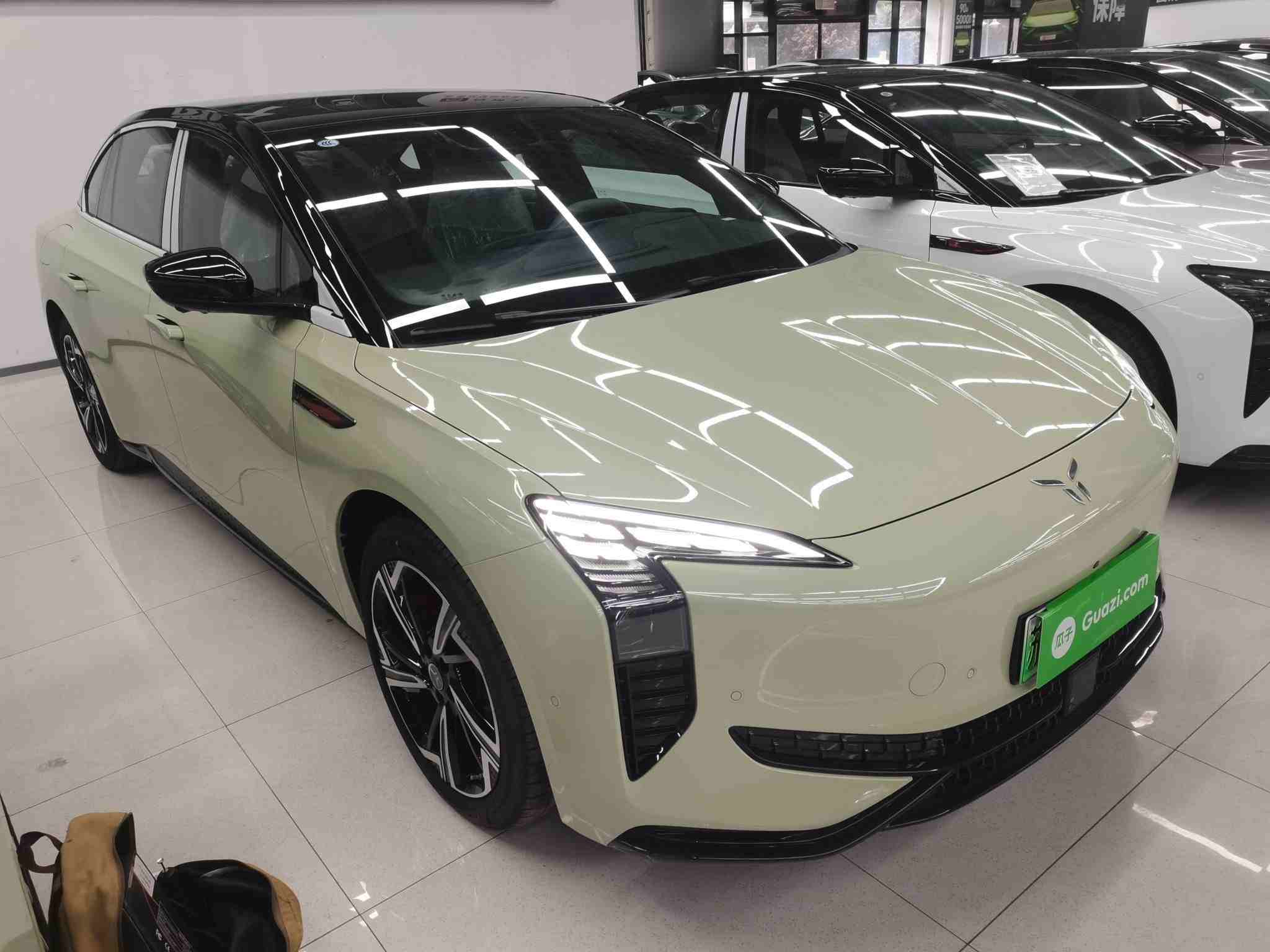 车辆右前45度外观展示