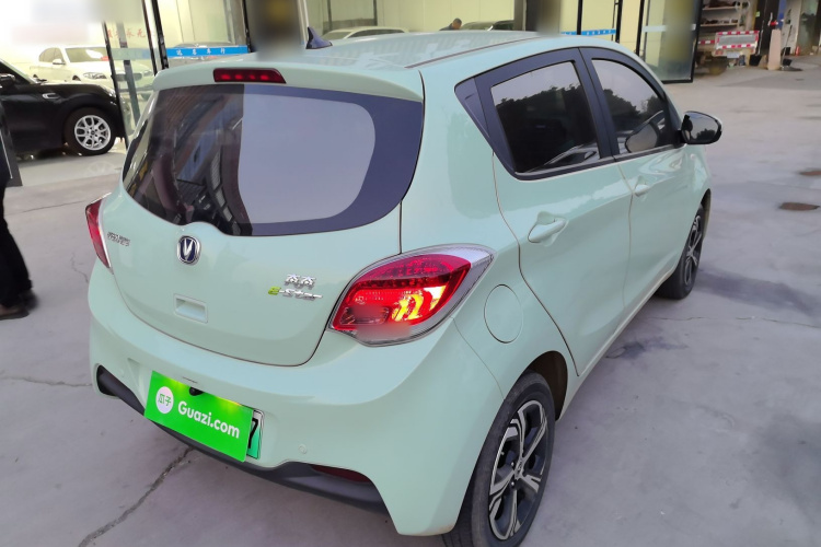 长安欧尚 奔奔E-Star 2022款 清心版 多彩款 磷酸铁锂车身外观7