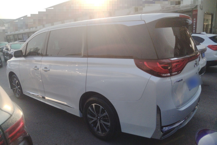 广汽传祺 传祺M8 2024款 领秀系列 390T 豪华版车身外观4