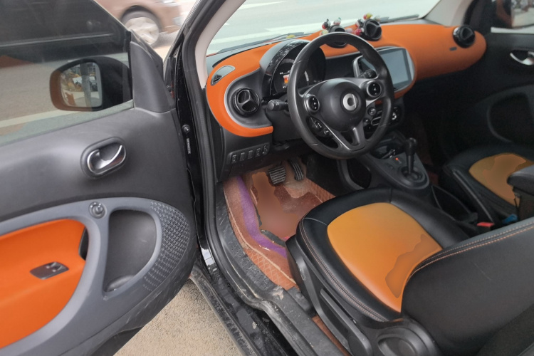 smart fortwo 2015款 1.0L 52千瓦硬顶激情版中控内饰20