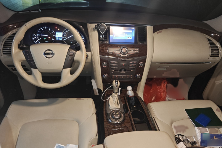 日产 途乐 2017款 5.6L 标准型中控内饰7002