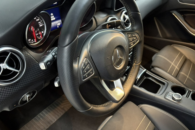 奔驰A级(进口) 2016款 A 200 时尚型中控内饰7002