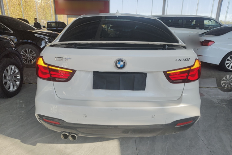 宝马3系GT 2019款 320i M运动套装车身外观6