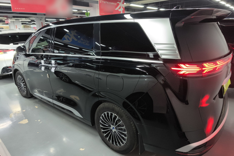 腾势D9 2024款 DM-i 980 四驱尊贵型车身外观4