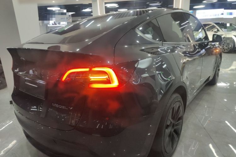 特斯拉 Model Y 2024款 后轮驱动版车身外观7