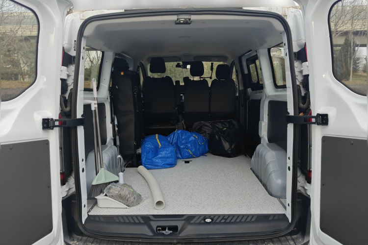 福特 全顺 2023款 2.0T汽油自动多功能商用车短轴低顶5/6座中控内饰23