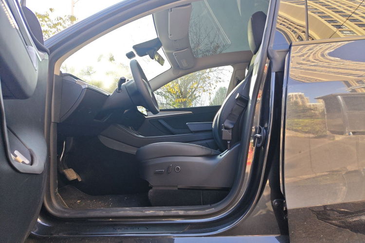 特斯拉 Model Y 2024款 后轮驱动版中控内饰19