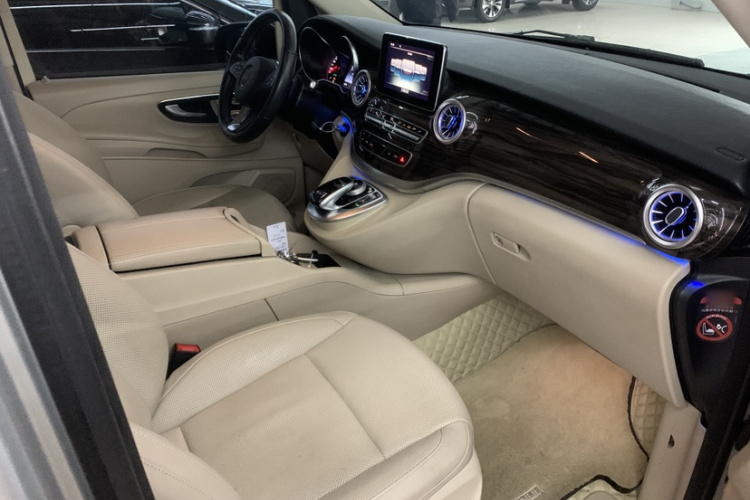 奔驰V级 2016款 V 260 领航版中控内饰7007