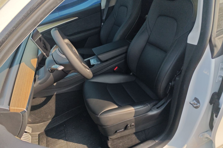 特斯拉 Model Y 2022款 Performance高性能全轮驱动版中控内饰19