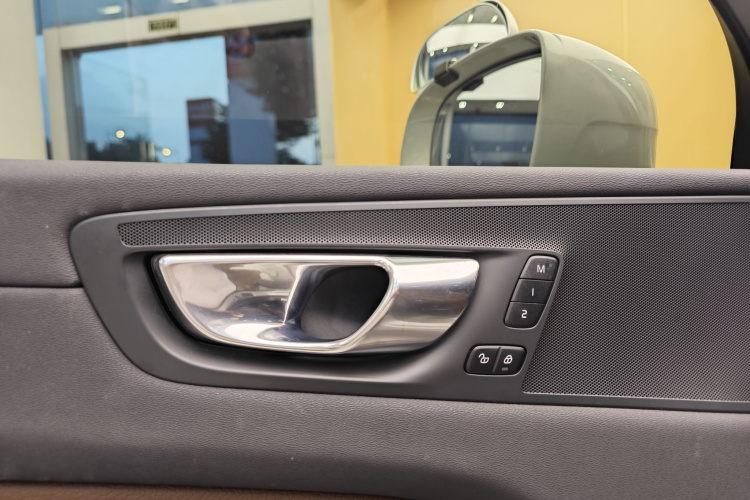 沃尔沃XC60 2022款 B5 四驱智逸豪华版中控内饰7014