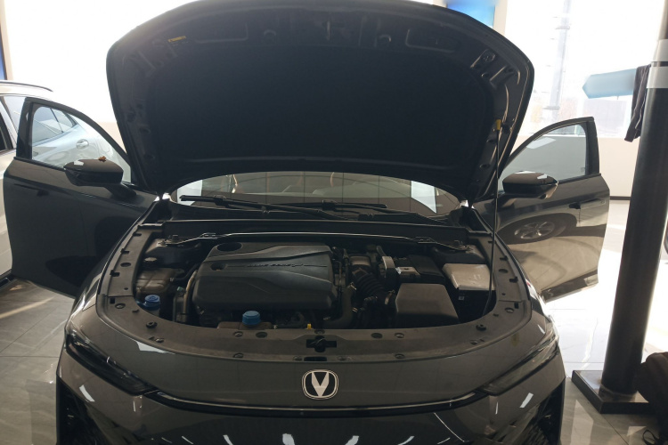 长安UNI-V 2024款 1.5T 尊贵运动型机舱底盘24