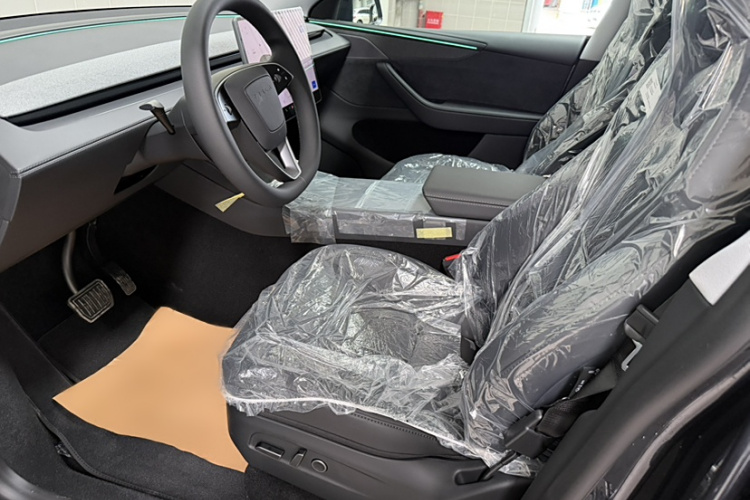 特斯拉 Model Y 2025款 改款 长续航全轮驱动版中控内饰7012