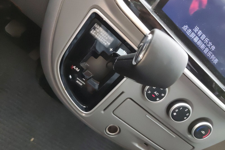 上汽大通MAXUS 新途V80 2023款 2.0T AMT经典傲运通短轴中顶5/6座局部细节18