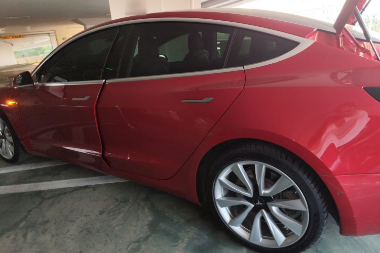 特斯拉 Model 3 2020款 长续航后轮驱动版车身外观4