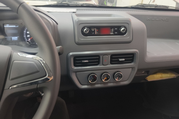 五菱汽车 五菱扬光 2025款 310KM 客车版宁德时代定制版中控内饰7002