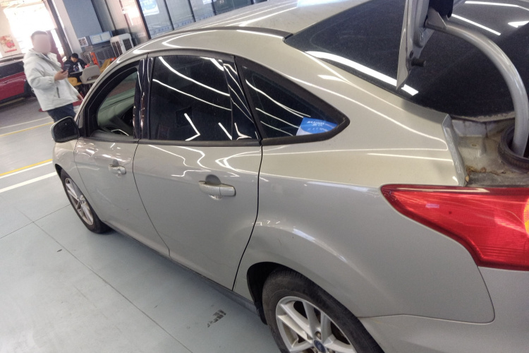 福特 福克斯 2015款 三厢 EcoBoost 125 自动超能风尚型车身外观4