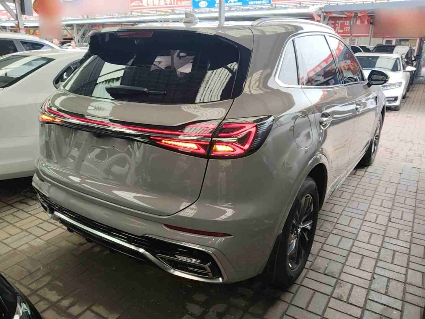 车辆右后45度外观展示