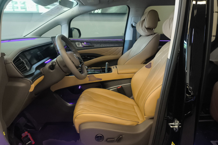 腾势D9 2022款 DM-i 1040 尊贵型中控内饰19