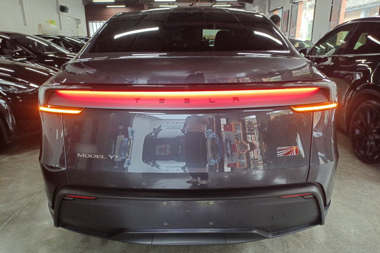 特斯拉 Model Y 2025款 长续航全轮驱动 首发版车身外观6