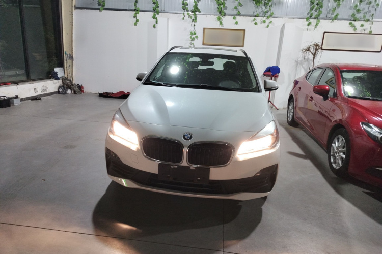 宝马2系旅行车 2018款 218i 时尚型车身外观2