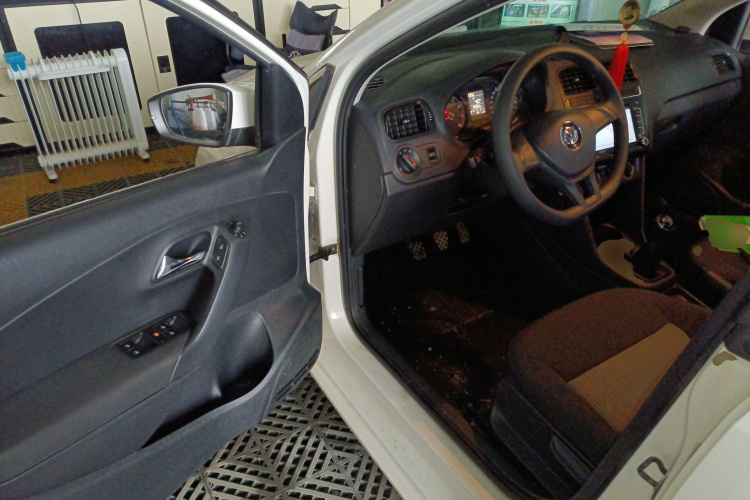 大众 Polo 2016款 1.4L 手动风尚型中控内饰7003