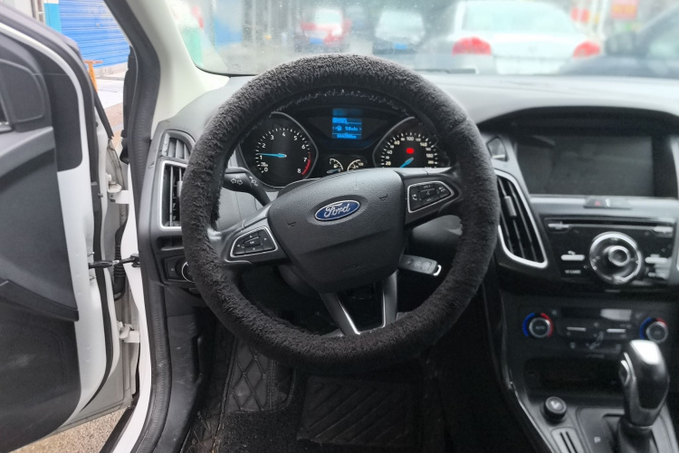 福特 福克斯 2015款 三厢 1.6L 自动风尚型中控内饰13