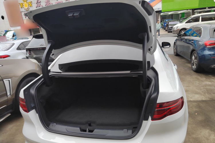 捷豹XEL 2020款 2.0T 200PS R-DYNAMIC 青春运动版机舱底盘23