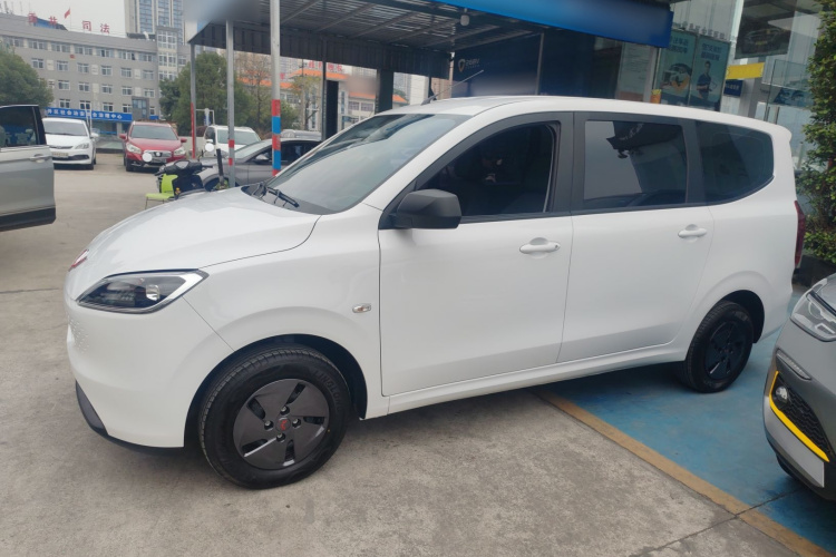 五菱汽车 五菱宏光新能源 2025款 增程式混动 50KM 舒适型车身外观4
